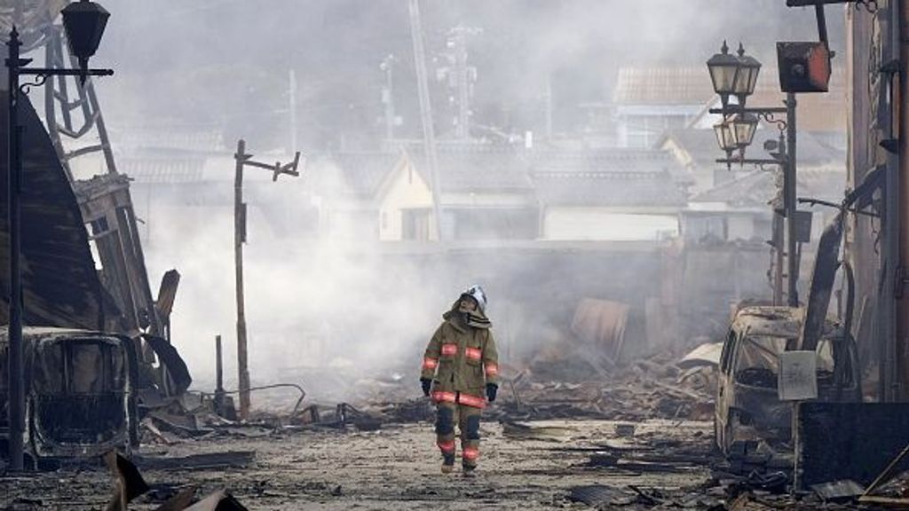 Más de 100.000 evacuados, 48 muertos y varias personas atrapadas en Japón tras un terremoto