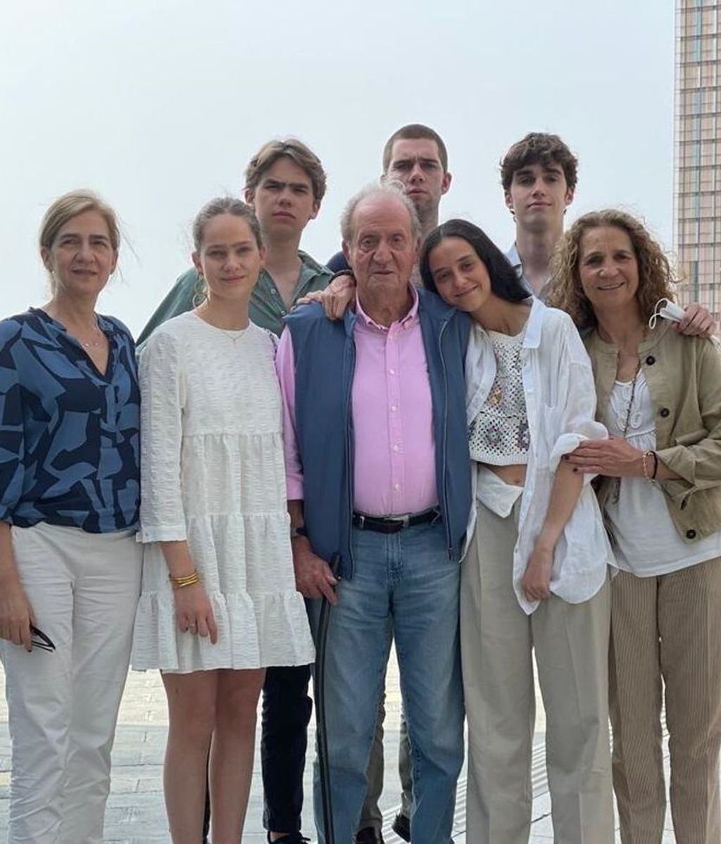 Parte de la familia real, en una de sus visitas al rey emérito en Abu Dabi