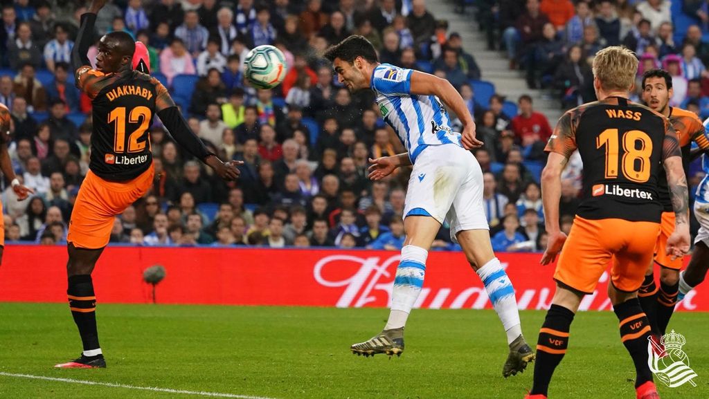 Remate de cabeza de un futbolista profesional