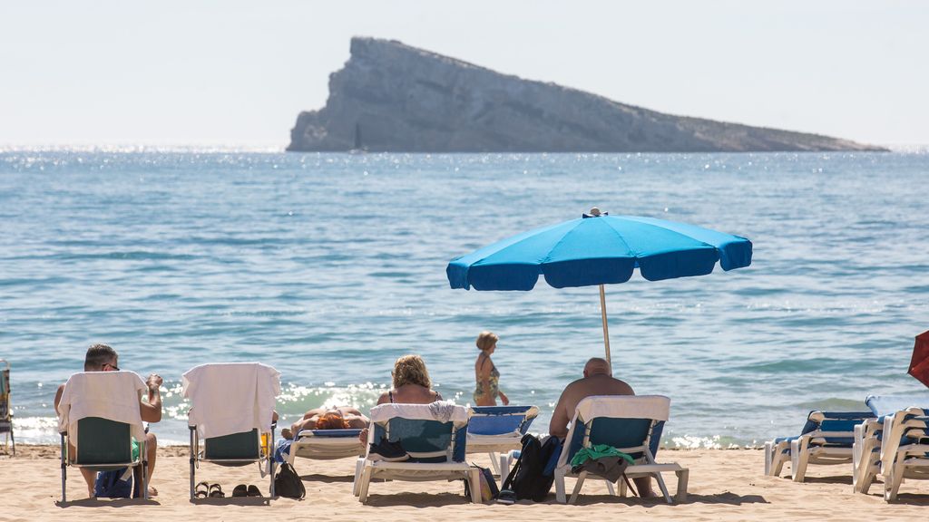 Turistas en la playa de Poniente de Benidorm