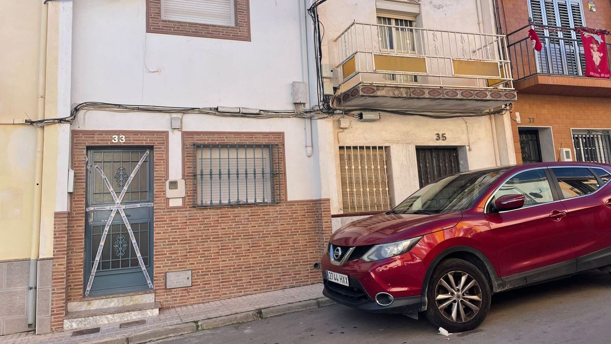 Vivienda en la calle Las Descalzas, en Linares, donde han fallecido tres personas por inhalación de humo. LIDIA CHACÓN