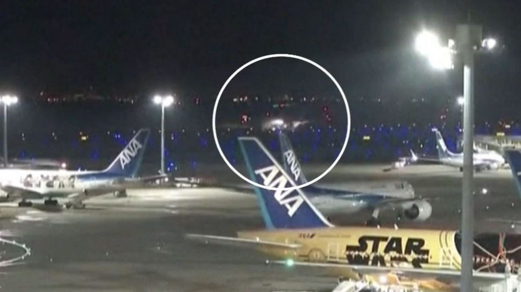 Así se evacuó el avión con pasajeros que chocó con una avioneta en el aeropuerto de Tokio: "Es ejemplar"