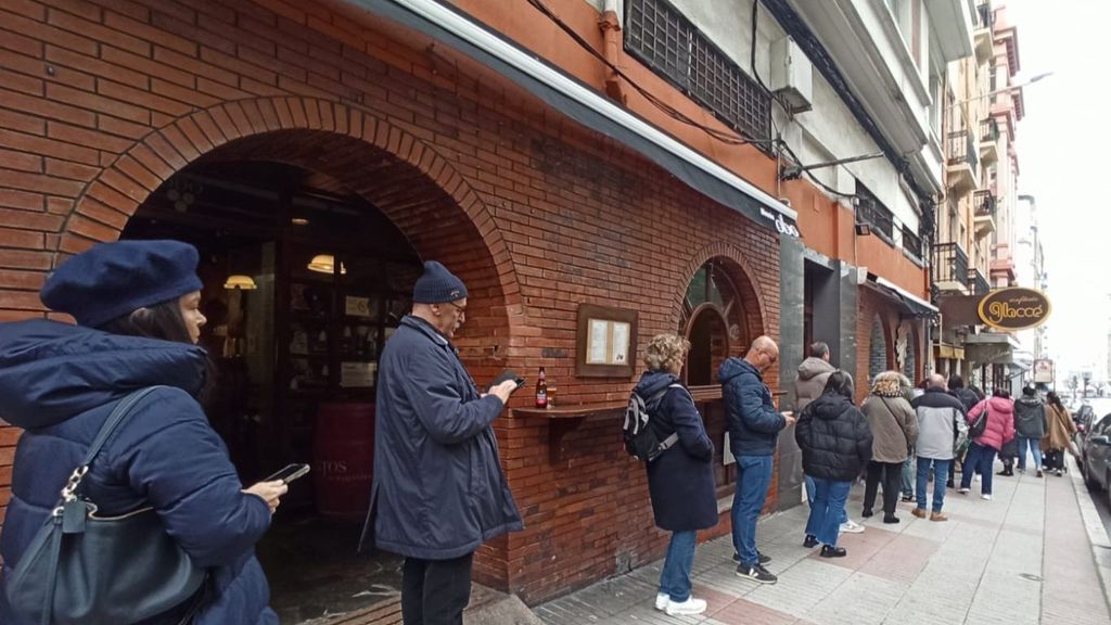 Clientes que hacen cola para conseguir su roscón en la confitería Glaccé, en Menéndez Pelayo, A Coruña