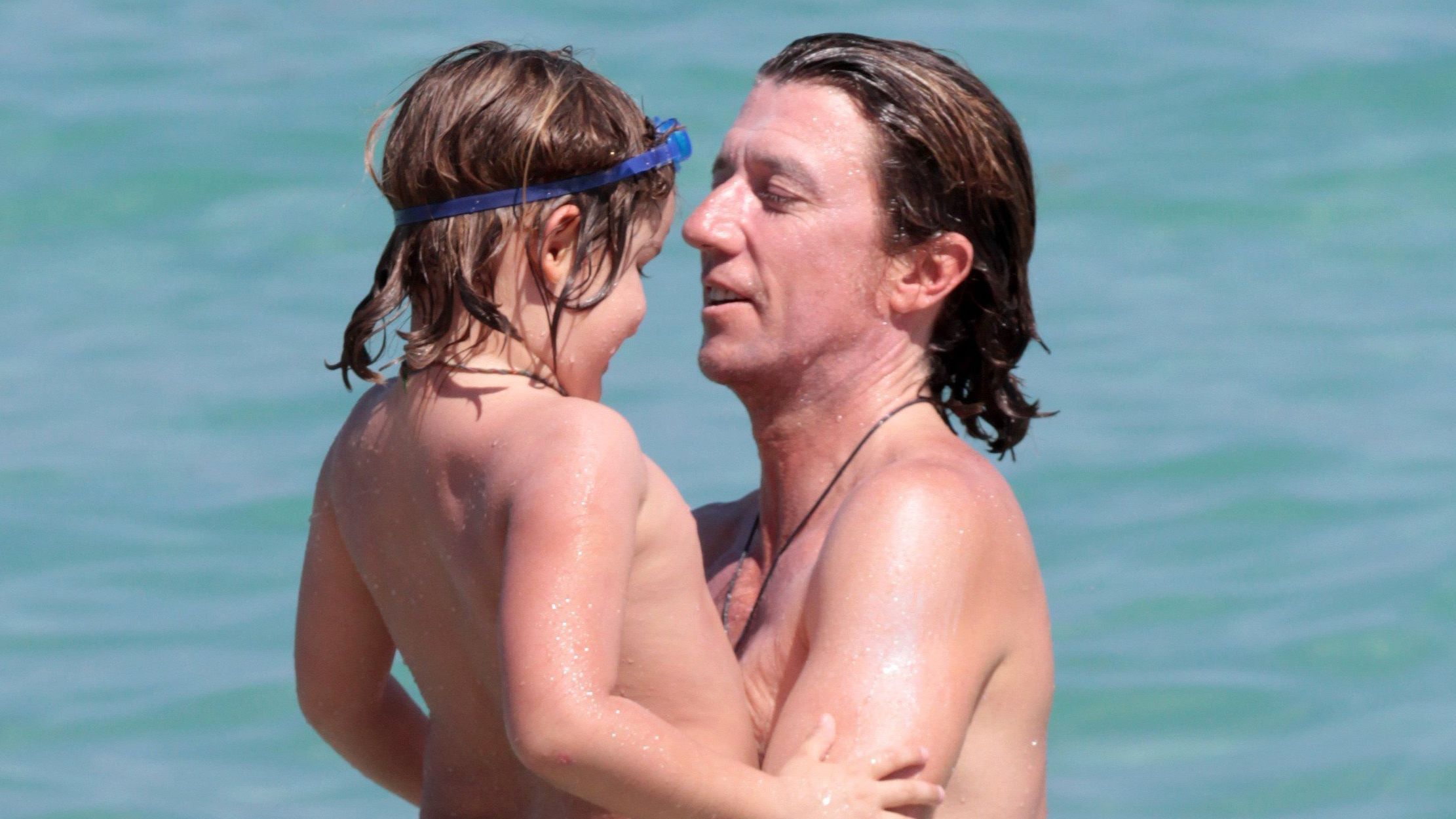 Colate disfrutando de la playa con su hijo
