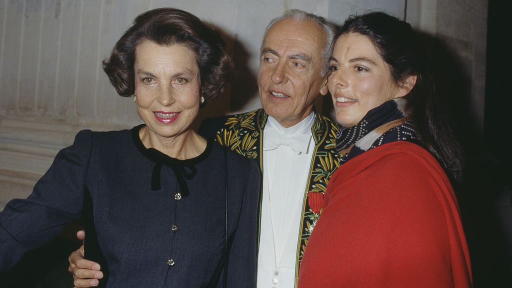 Françoise Bettencourt junto a sus padre, Liliane y Andre