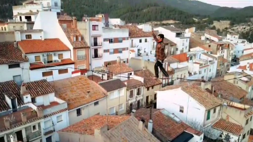 Funambulistas cruzan el cielo de Cirat, municipio de Castellón, andando sobre un cable