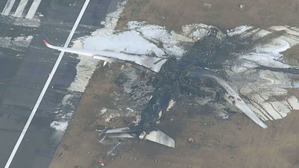 Imágenes del avión de Japan Airlines tras el accidente en el aeropuerto de Tokio
