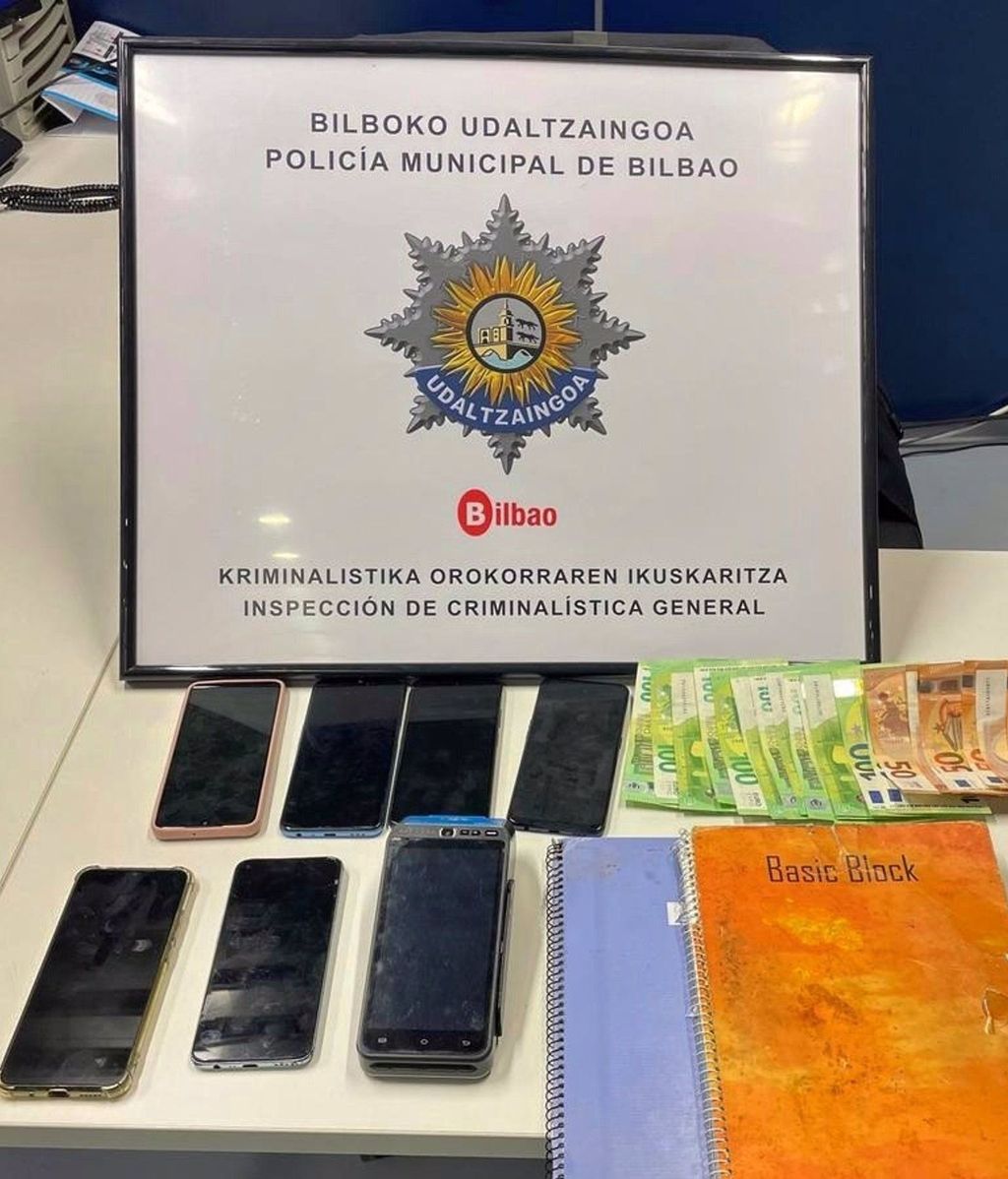 Material incautado en detencion de robos tarjetas en Bilbao