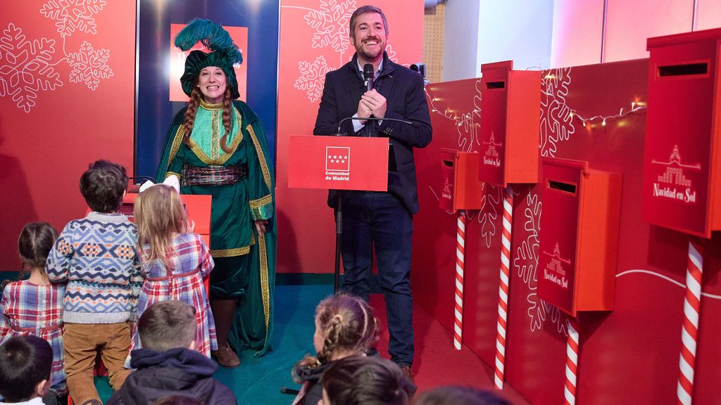 Un Paje Real atiende por videollamada a los niños de Madrid para pedir sus últimos regalos a los Reyes Magos