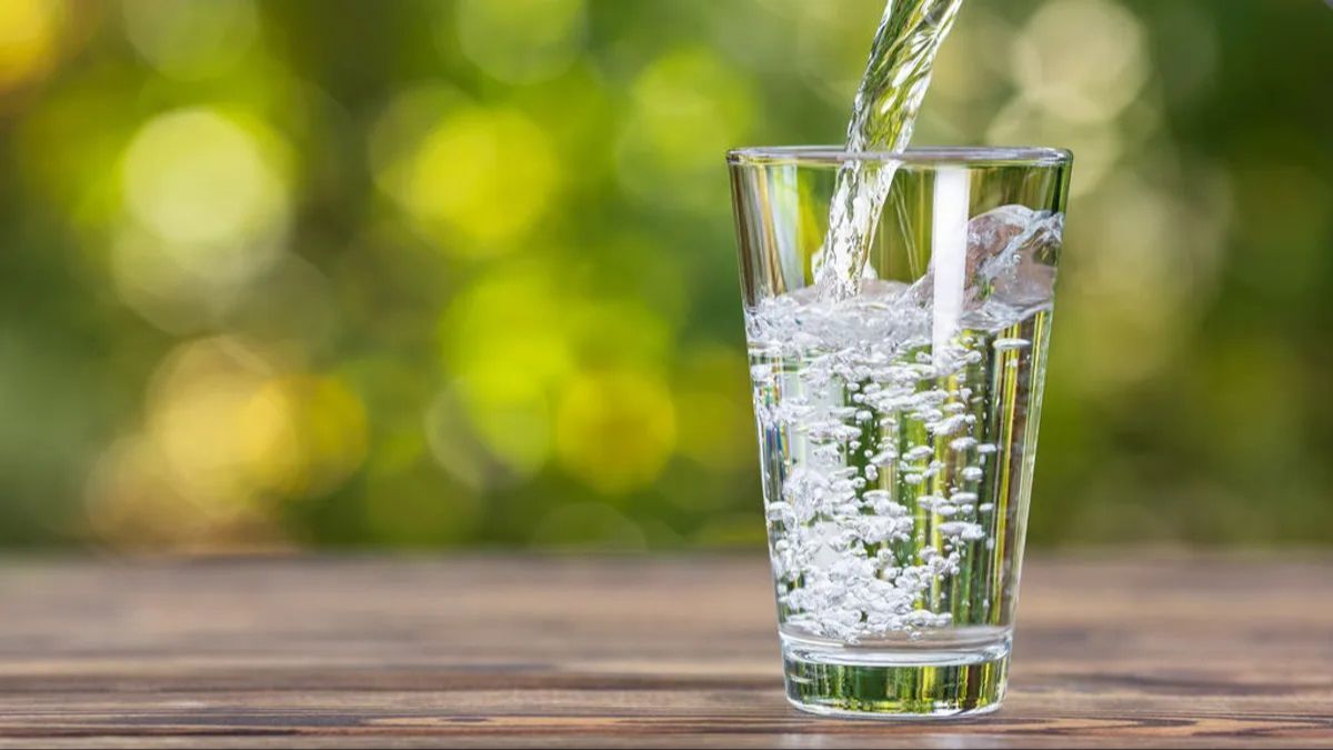 vaso de agua con burbujas