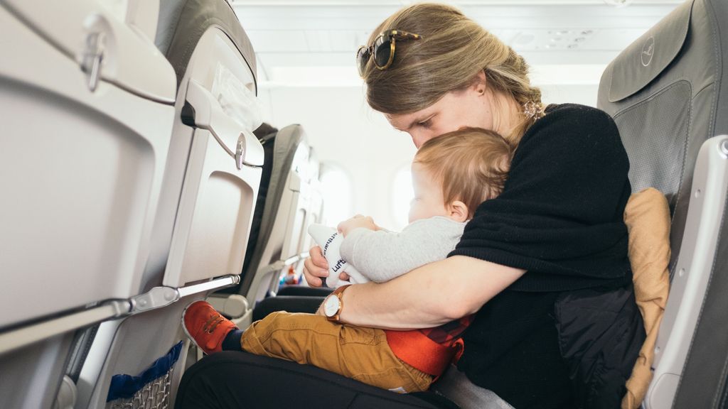 viajar en avión con bebe unsplash
