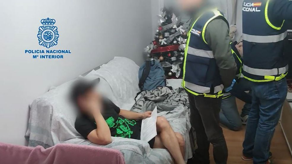 Detenido en Alcorcón por fotografiar desnuda a la hija menor de su pareja mientras dormía y distribuir las fotos