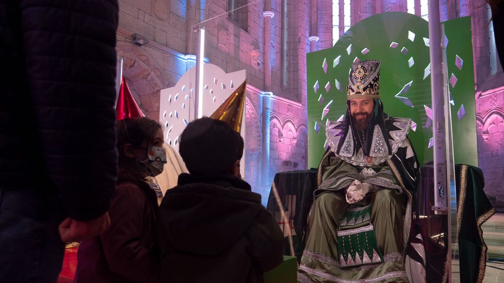 Dos niños entregan sus cartas a los Reyes Magos en Santiago de Compostela