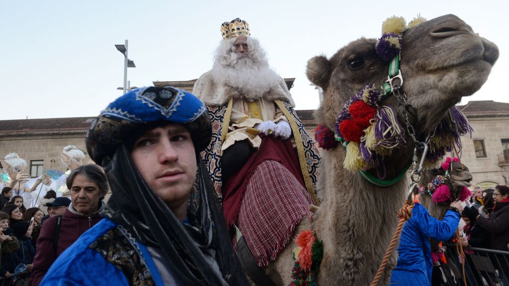 El Rey Mago Melchor montado en dromedario durante la cabalgata de Reyes 2023, Ourense