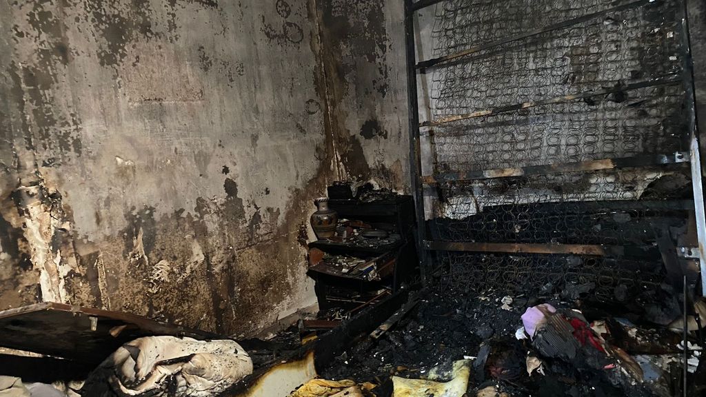 Estado de una de las habitaciones de la vivienda de Renteria quemada por un cohete