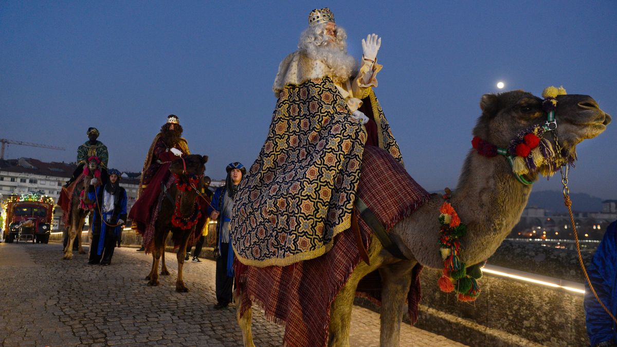 Los Reyes Magos montados en dromedario durante la cabalgata de Reyes 2023 en Ourense