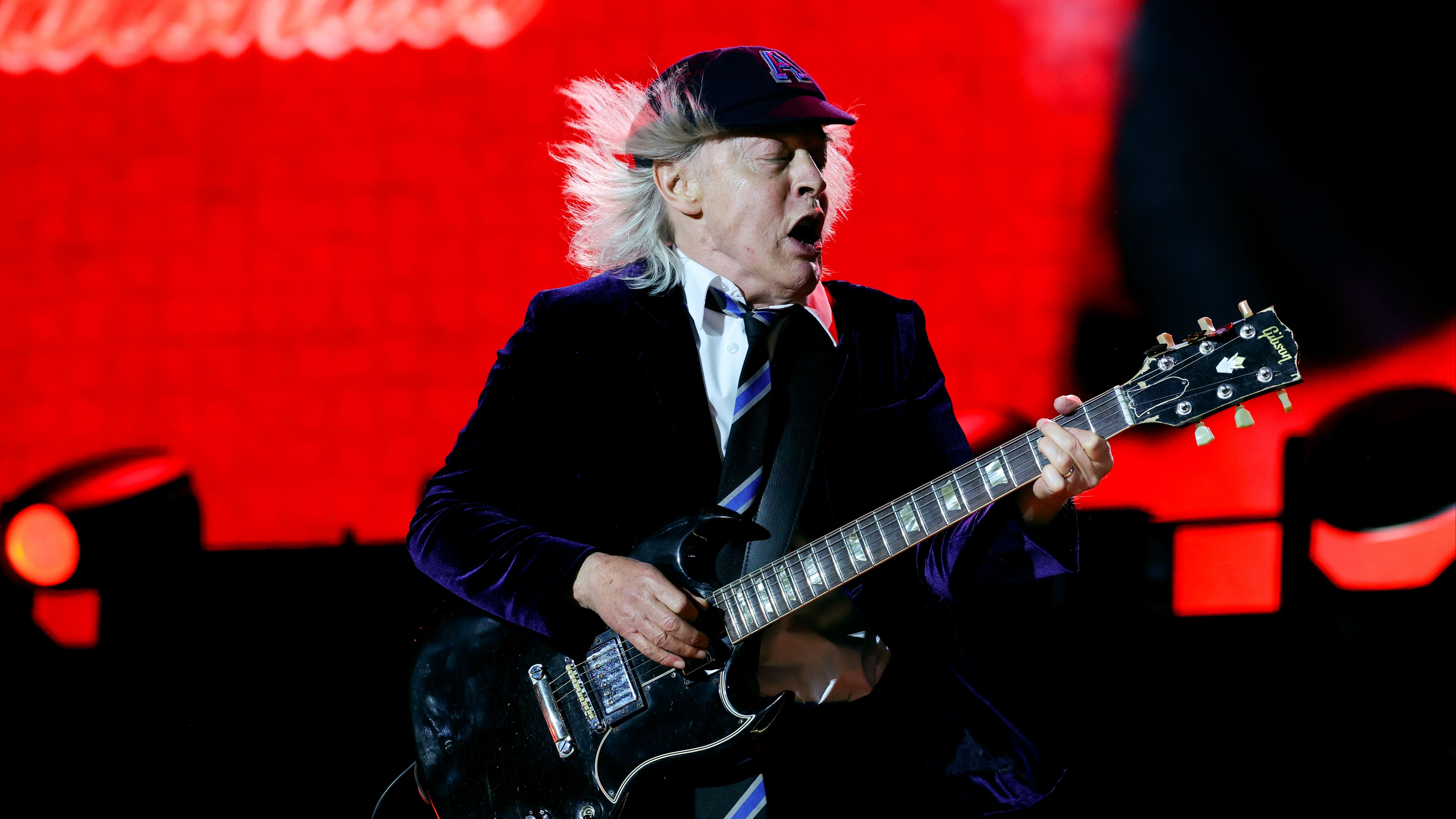 Sí, es increible que el abuelo siga de gira, pero ahí lo tienen. Larga vida a Angus Young.