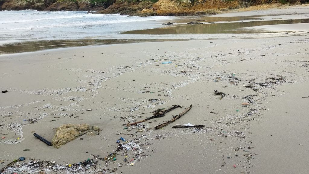 La marea blanca ha llegado también a esta playa de Muxía