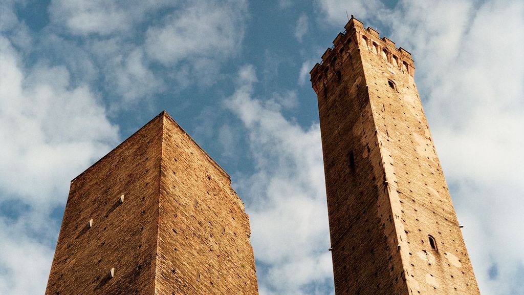 La Torre Garisenda junto a la Asinella