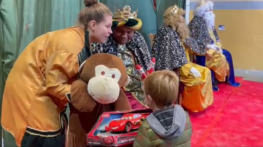 Los Reyes Magos llevan juguetes e ilusión a los niños de las familias atendidas por el Banco de Alimentos de Valencia