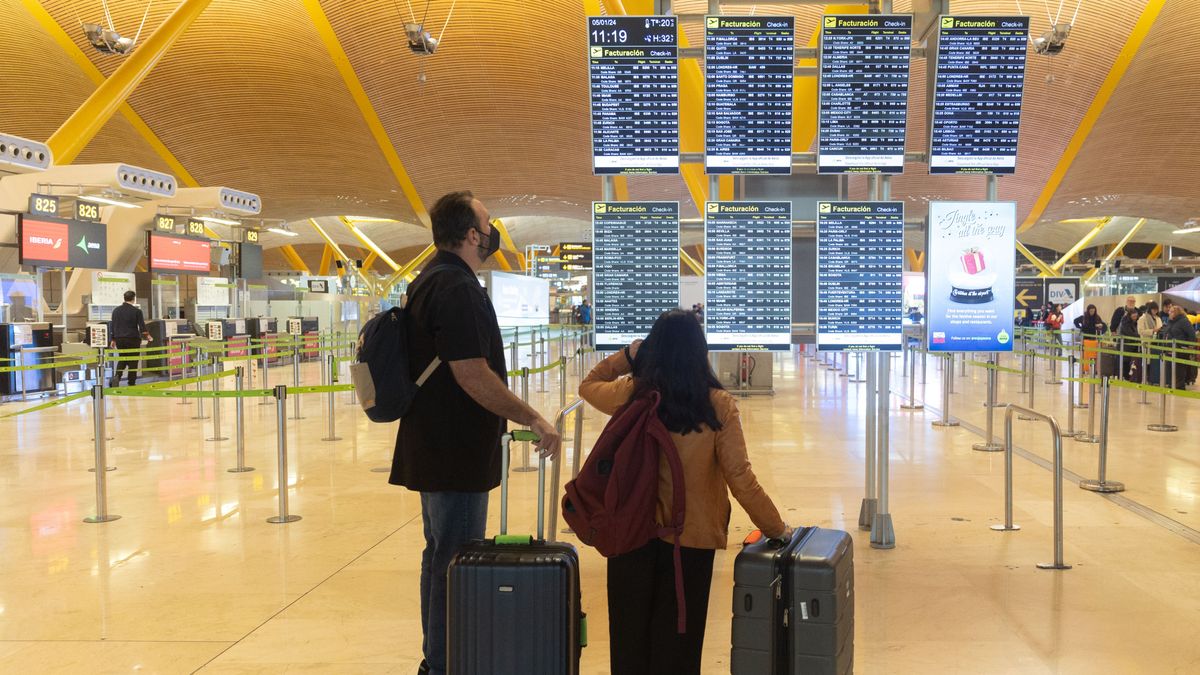 Viajeros el día que comienza la huelga de los trabajadores de handling de Iberia, en el aeropuerto Adolfo Suárez Madrid-Barajas