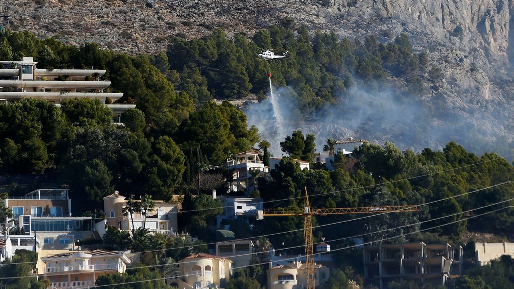 Día de Reyes bajo el fuego en Alicante: controlado el incendio de Altea que obliga a evacuar una zona residencial