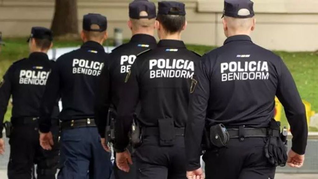 Un policía salva a un niño que se estaba atragantando en la cabalgata de Benidorm