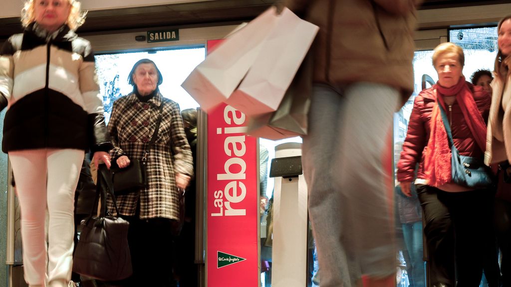 Pistoletazo de salida a las rebajas de invierno: Inditex y El Corte Inglés inician la campaña de descuentos en tiendas físicas