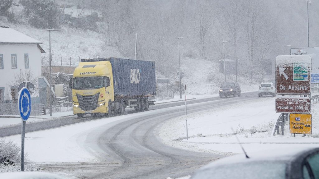 La nieve complica la circulación de algunas carreteras secundarias del norte penínsular