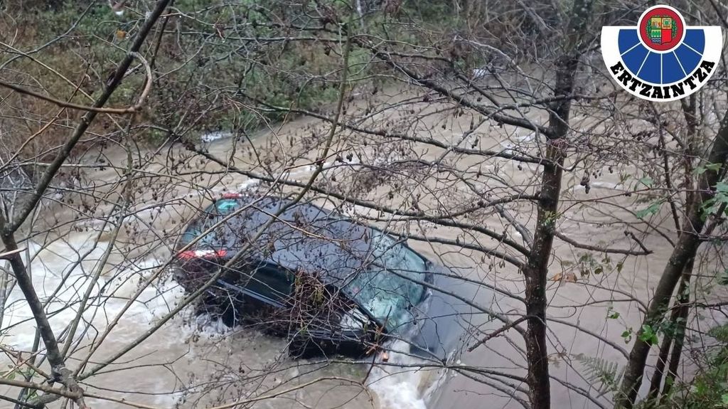 Coche accidentado en el río Altube, en Zuia (Álava)