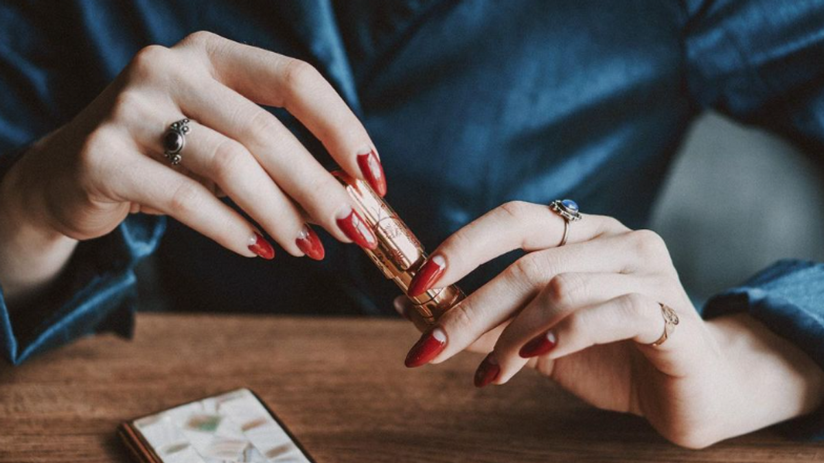 Descubre la tendencia Moon manicure para tus uñas