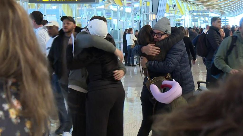 Las lágrimas y los sollozos inundan los aeropuertos y estaciones en las despedidas de familiares tras el fin de la Navidad