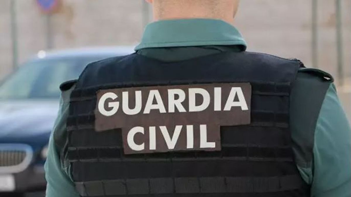 Detenido un conductor tras darse a la fuga y chocar contra un vehículo de la Guardia Civil en Sabiñánigo, Huesca