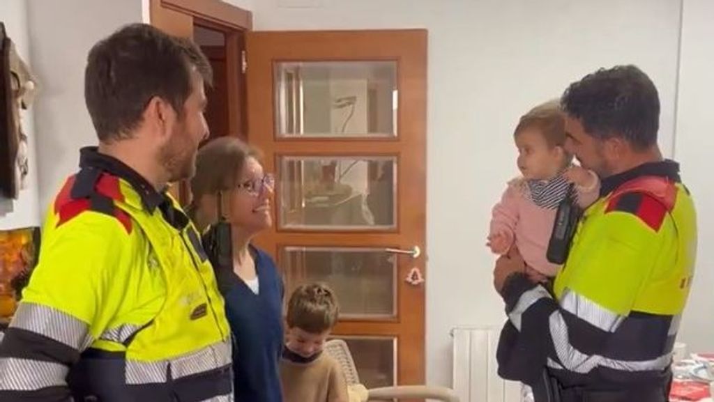 Dos agentes de Mossos con una familia