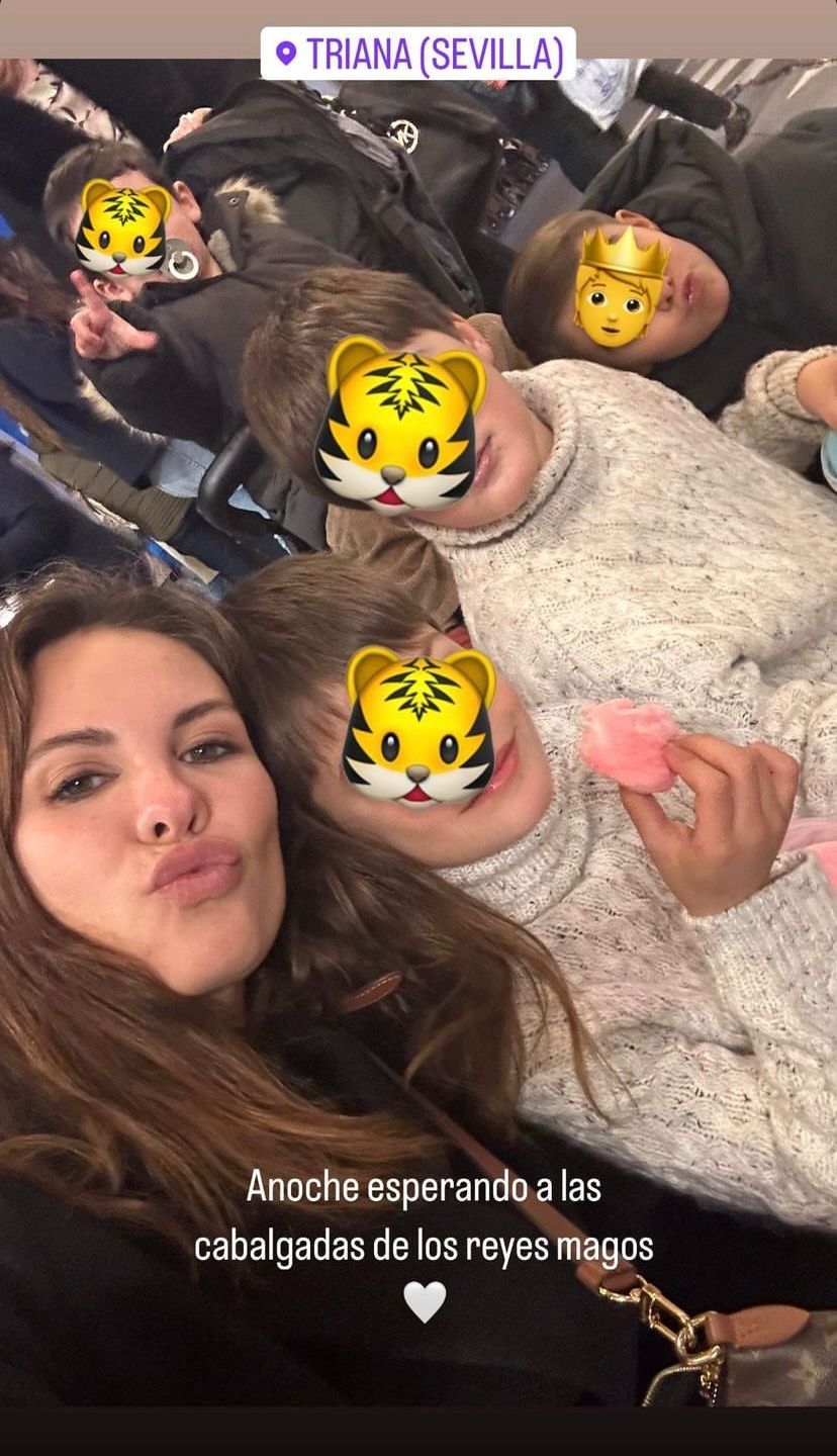 Jessica Bueno junto a sus tres hijos