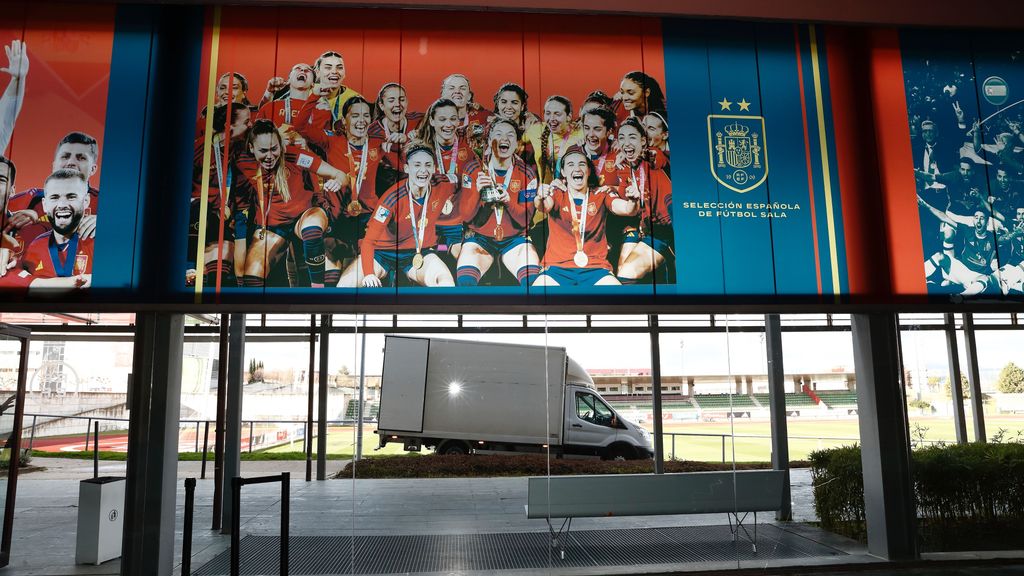 La Ciudad del Fútbol se viste con imágenes de las campeonas del mundo