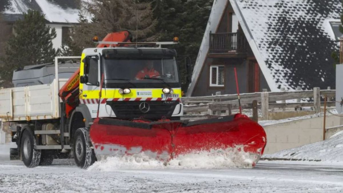 La nieve condiciona la circulación en 44 carreteras y a un tramo de la A-67 en Cantabria