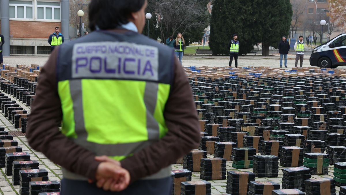 Varios agentes de policía muestran el alijo incautado en un operativo contra el tráfico de drogas en el Complejo Policial de Canillas, a 12 de diciembre de 2023, en Madrid (España)