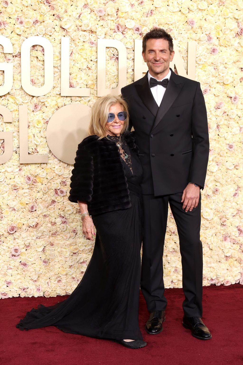 Bradley Cooper, acompañado por su madre, Gloria Campano, en los Globos de Oro 2024