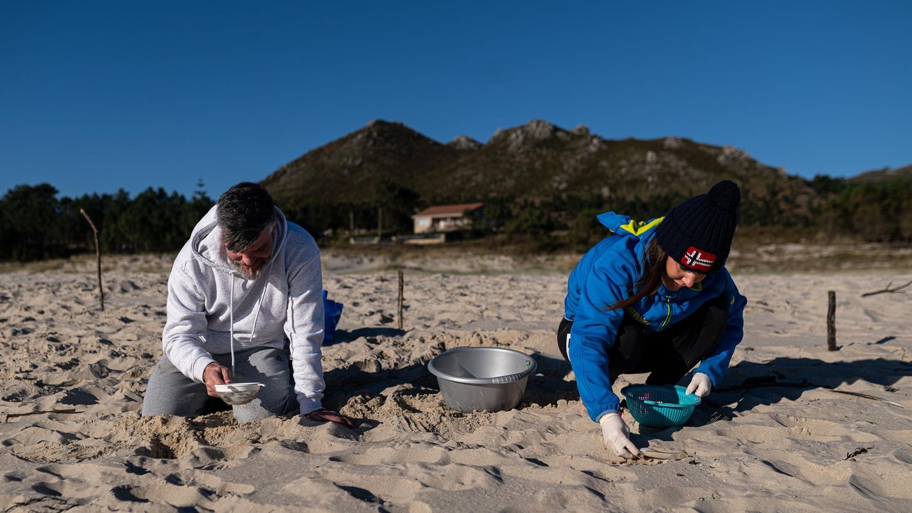 Los voluntarios no dejan de llegar a Galicia para colaborar en las tareas de limpieza de los pellets de plástico