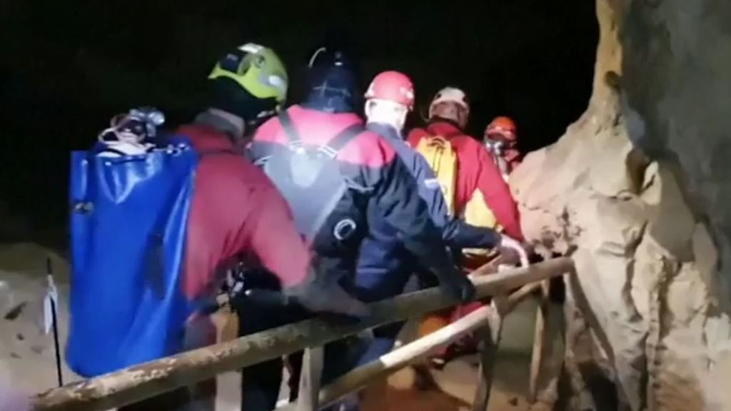 La familia y los dos guías atrapados en una cueva de Eslovenia "se encuentran bien"