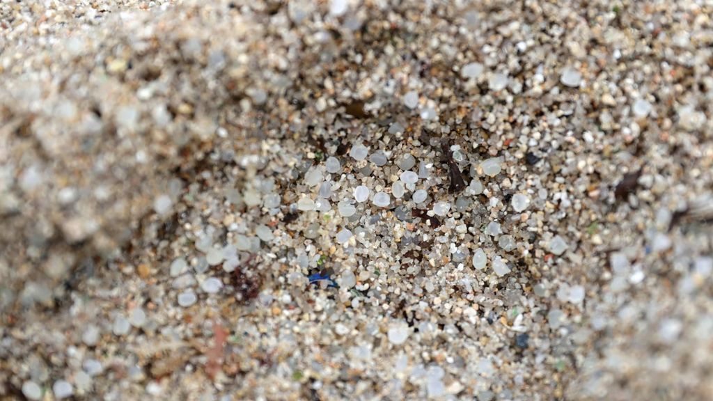 Los pellets de plástico también han llegado a las playas del Principado de Asturias