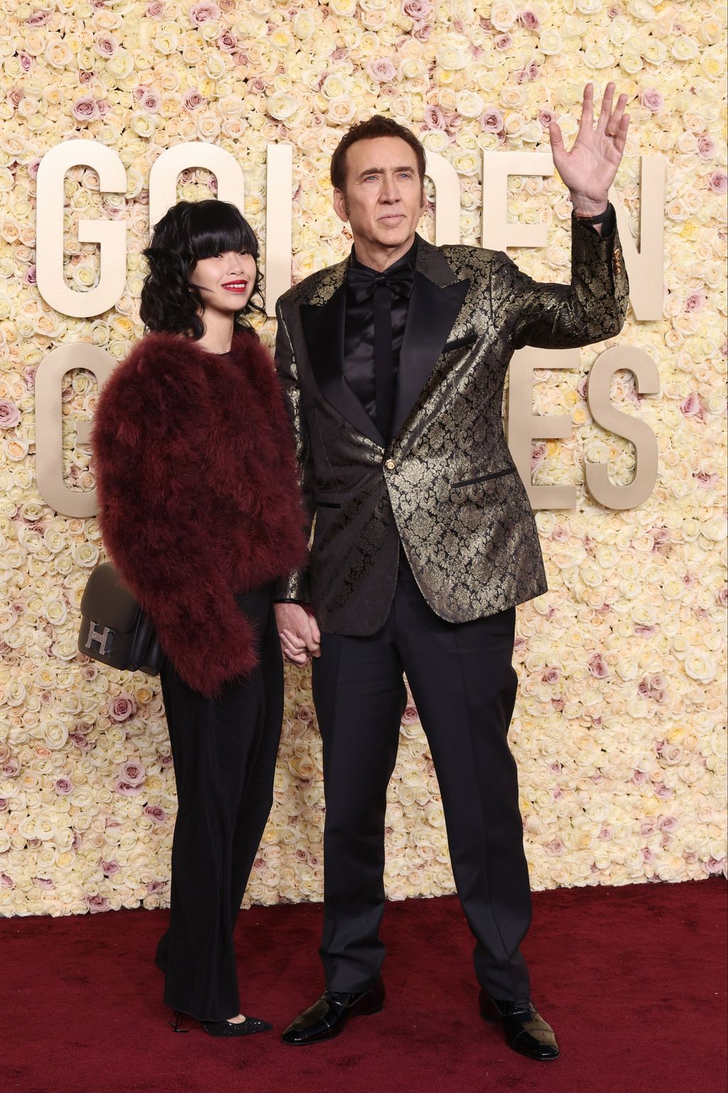 Nicolas Cage y su mujer Riko Shibata, en los Globos de Oro 2024