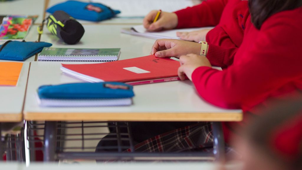 Niños estudiando en una escuela