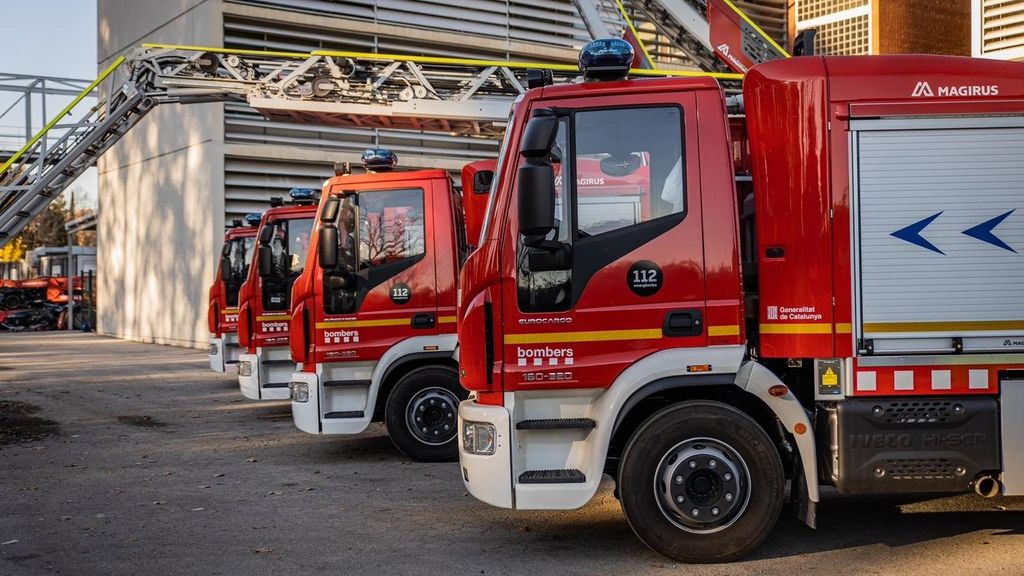 Nueve dotaciones de los Bombers se han desplazado para extinguir el incendio de un piso en Calella