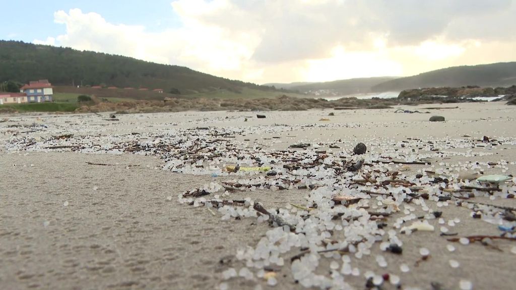 ¿Qué son los pellets de plástico que contaminan las playas gallegas?