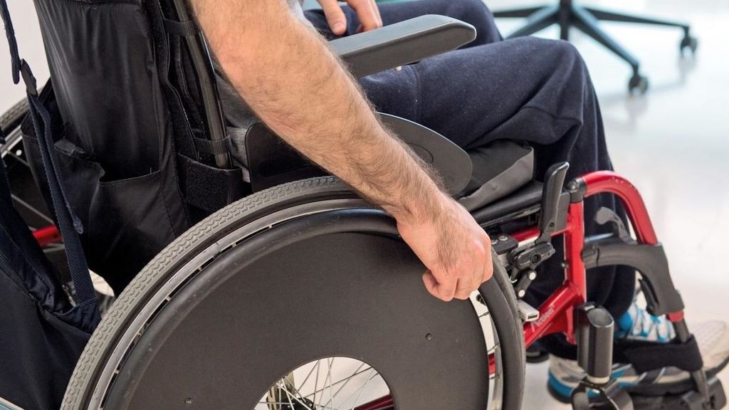 Un hombre en silla de ruedas