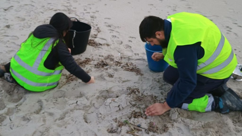 Asturias sube a situación 2 de emergencia por la aparición "generalizada" de pellets en la costa