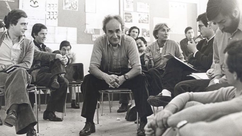 Eduardo Chillida con los estudiantes de la Escuela de Arquitectura de Madrid en la clase de Alberto Campo Baeza, 1982