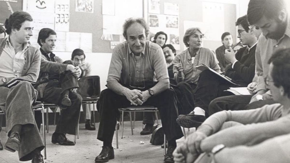 Eduardo Chillida con los estudiantes de la Escuela de Arquitectura de Madrid en la clase de Alberto Campo Baeza, 1982